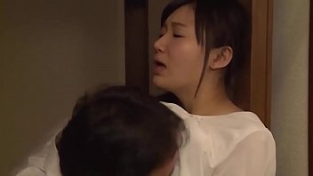 三十路の淫乱人妻が不倫セックスで乱れまくるエロビデオ