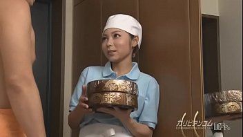 宅配届けた美熟女を生チンで誘惑するエロ動画