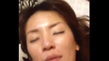 携帯カメラでハメ撮りされた三十路の素人熟女の生ハメセックス