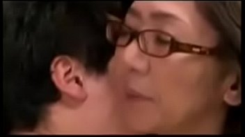性欲旺盛な垂れ乳五十路熟女が近親相姦中出しで絡み合うエロ動画