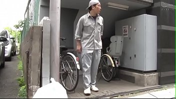 強姦魔に狙われた巨乳セクシーボディの人妻が性欲におぼれて不倫するエロ動画