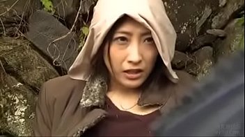 畑の小屋で浮気相手と不倫する美人妻のエロ動画