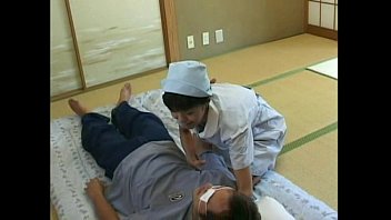 三十路の貧乳美熟女ナースが患者とモザなし濃厚セックス