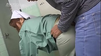 爆乳美熟女な掃除婦が小便している男を誘惑する無修正動画