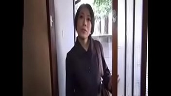 四十路のセクシー介護士が訪問看護でザーメン射精させるエロ動画