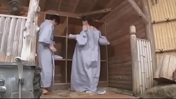 混浴で勃起ちんぽに欲情しフェラする巨乳美熟女とガン突きセックス