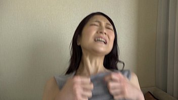 貧乳スレンダーボディの素人三十路熟女が昼間にホテル着衣セックス