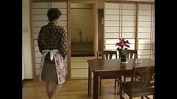 欲求不満な四十路お母さんとむっちり十代の妹絡み合う近親相姦エロ動画