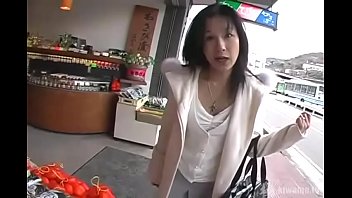 淫らなおまんこにローター挿入して買い物する三十路のドスケベ熟女