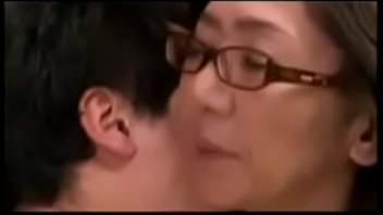 欲求不満で性欲旺盛な五十路熟女お母さんと中出し近親相姦で絡み合う