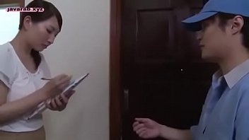 郵便配達員と浮気する三十路美熟女人妻の不倫セックス