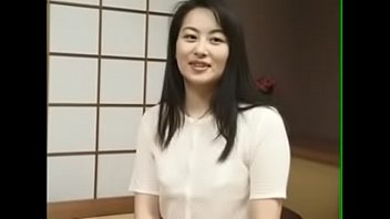素人貧乳スレンダーボディの若妻が不倫セックスで絡み合う裏ビデオ