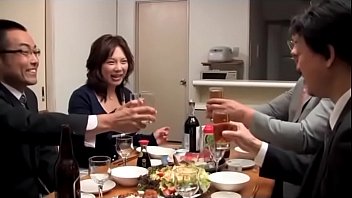 変態夫が連れてきた2人の男に酔い潰されて犯される巨乳若妻の3Pセックス