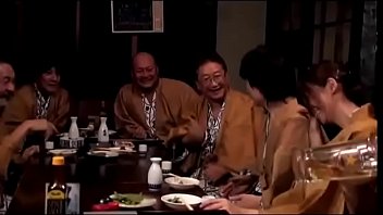 美乳スレンダーボディの三十路美熟女人妻が旅先で輪姦レイプされるエロビデオ | レディーババ