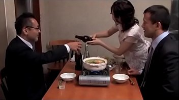 旦那の部下と絡み合う四十路美熟女のエロ動画