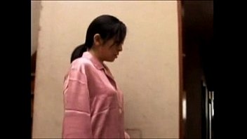 夫婦ケンカの腹いせに出前の男と不倫セックスで絡み合う四十路の人妻
