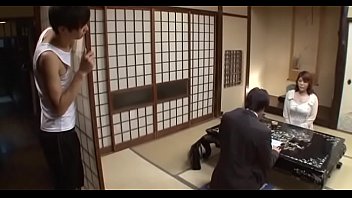 爆乳むっちりボディの四十路熟女が若い男と絡み合うガン突きエロ動画