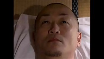 2人の子供お母さんが出戻りで近所の男と絡み合うエロ動画