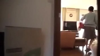 貧乳スレンダーボディの美熟女お母さんが大勢の息子達と絡み合う近親相姦