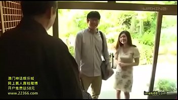 巨乳スレンダーボディの三十路人妻が旦那の前でレイプされる温泉旅館