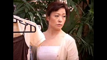 五十路熟女なお母さんが変態息子に凌辱されるエロ動画