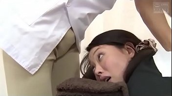 マッサージ師の施術に欲情する淫乱妻達が不倫セックス