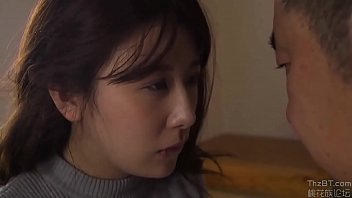 三十路の美熟女人妻が旦那の知り合いと絡み合う濃厚セックス