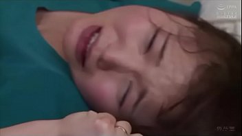 貧乳スレンダーボディの三十路の人妻が不倫セックスで絡み合う