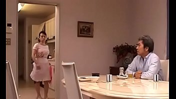 四十路の美熟女お母さんが息子と近親相姦で絡み合うエロ動画