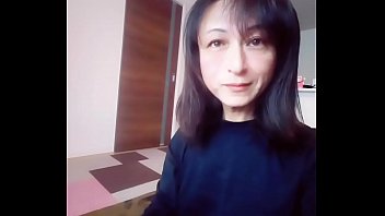 携帯片手にオナニーする四十路素人熟女の自撮りエロ動画