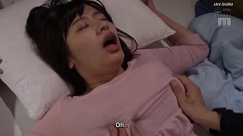 勃起しまくる甥っ子と中出し近親相姦で絡み合う若妻叔母さんのビデオ