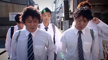 若妻スレンダーボディの美熟女教師が生徒達に輪姦レイプされるエロ動画