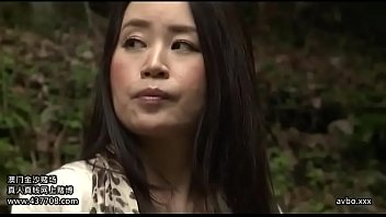 山奥の公衆便所で見られる淫乱妻のエロビデオ
