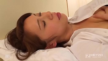 玄関先で生チン咥えてフェラ抜きする三十路美熟女OLの無修正動画