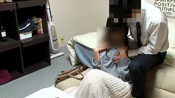 三十路の美乳スレンダーボディの素人人妻と不倫セックス