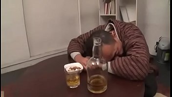 美熟女継母と泥酔してる父親の前でエロ行為する近親相姦