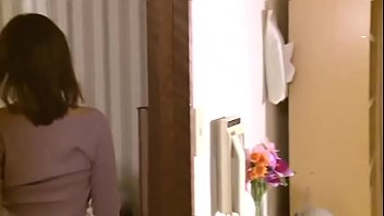見知らぬ男を誘惑しガン突き不倫セックスで絡み合う若妻のエロビデオ