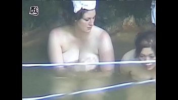 三十路～五十路熟女や外国人が入浴する露天風呂を隠し撮りした無修正動画