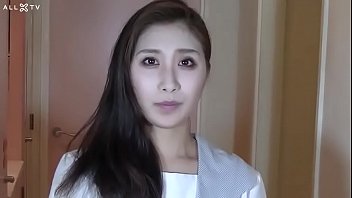 貧乳スレンダーボディ三十路素人美熟女が女子高生のコスプレして中出し生ハメセックス