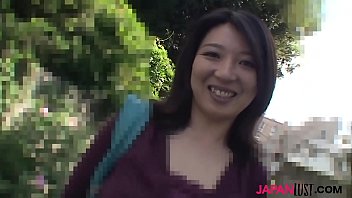 四十路熟女が無修正おまんこに生挿入され絡み合う生ハメ裏ビデオ
