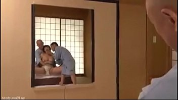 年上の旦那の性癖で見知らぬ2人の男と3Pセックスで絡み合う五十路の人妻