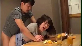 こたつの中で手マンされ欲情する若妻の不倫セックス