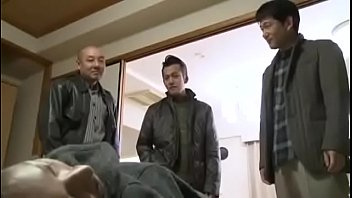 拘束された三十路美熟女が輪姦中出しレイプされるエロ動画