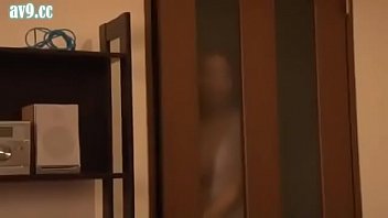 息子の射精に介入する巨乳セクシーボディの美熟女お母さん
