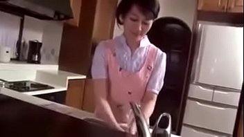 2人の息子と絡み合う五十路熟女の寄進相姦