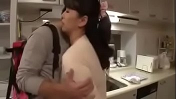 息子の彼女に嫉妬して中出し近親相姦するお母さん