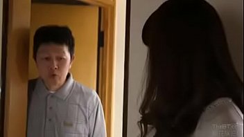 知り合いの男性に奥さんを誘惑させる変態旦那のエロビデオ