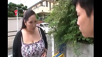 超乳三段腹のデブ熟女が若い男と濃厚セックス