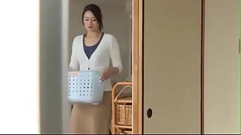 隣人の男達と絡み合う三十路人妻の不倫セックス