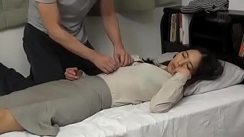 酒に酔い眠る四十路の人妻にザーメン中出し生ハメセックス